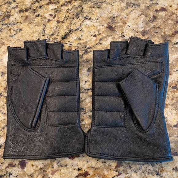 Harley Davidson lady's gloves fit more like a small than a medium. - Picture 4 of 5